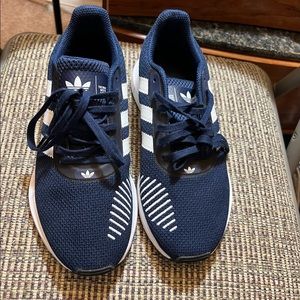 Adidas shoe for big boy size 5 new without tag I accept offers